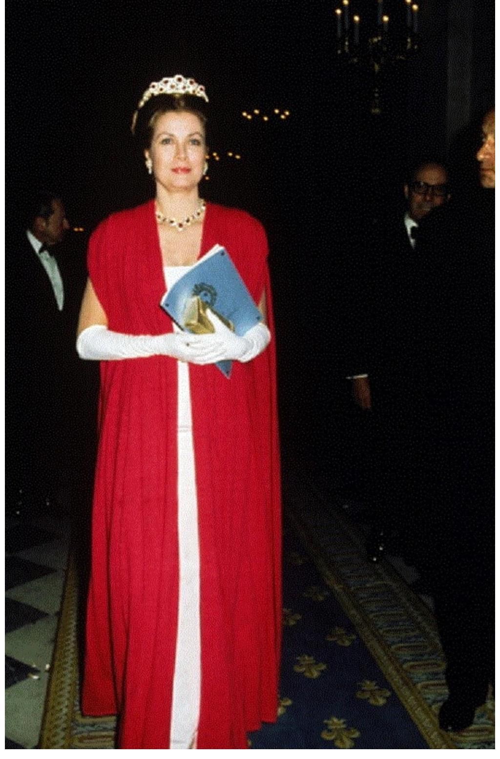 红宝石 索菲亚的红宝石首饰好美,不光格蕾丝有戴过,连赫本也有类似的