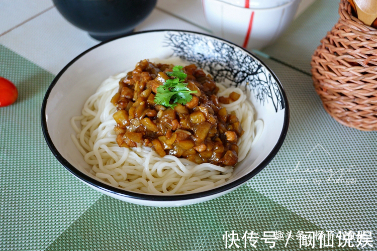 好吃|面条和茄子一起做，原来如此好吃，我家隔三岔五做，每次吃光光