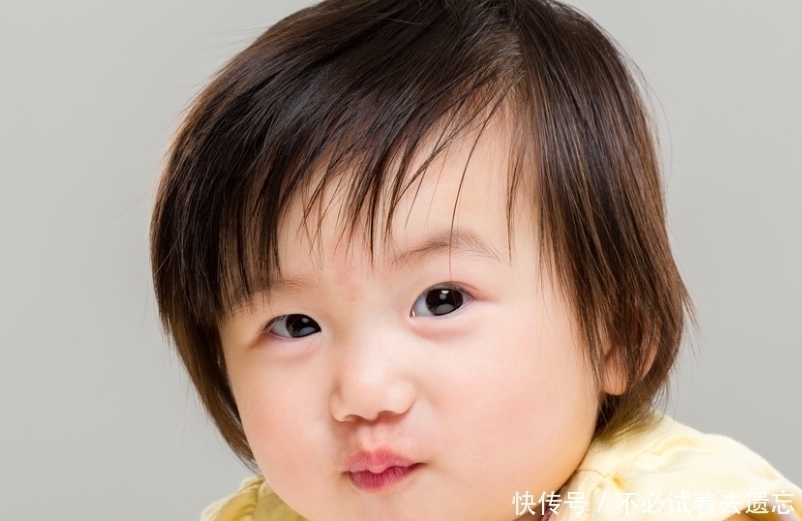 医院|3岁女儿撅“金鱼嘴”，妈妈不以为然夸可爱，奶奶却抱娃直奔医院