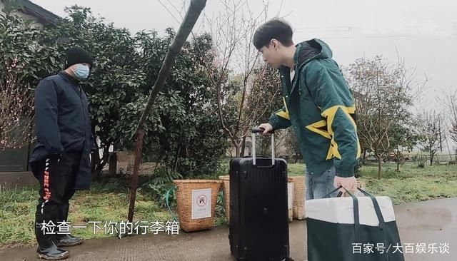 张艺兴录制《向往5》，休息时跳Krump，两个小举动，表露个人修养
