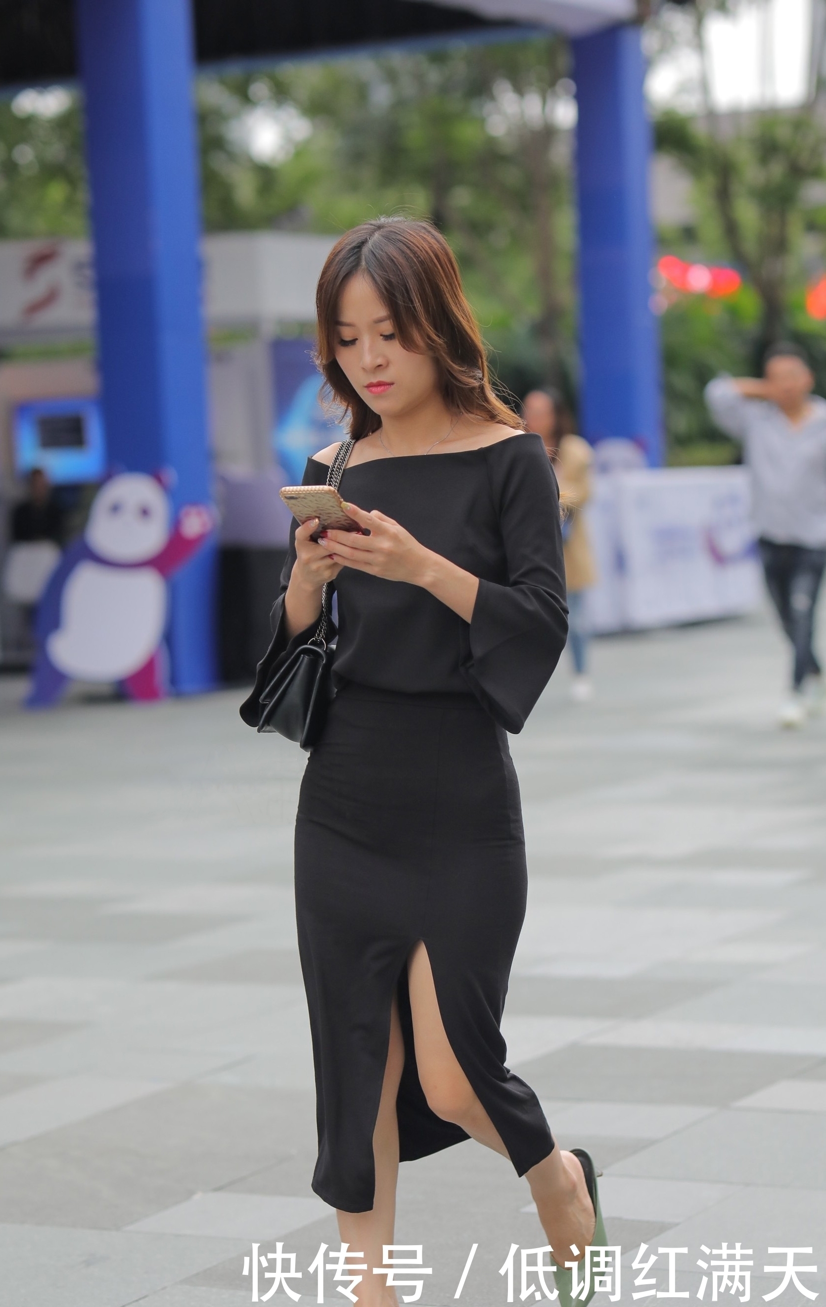 美女穿黑色半身裙,搭配穆勒鞋,穿出“好马配好鞍”的时尚效果