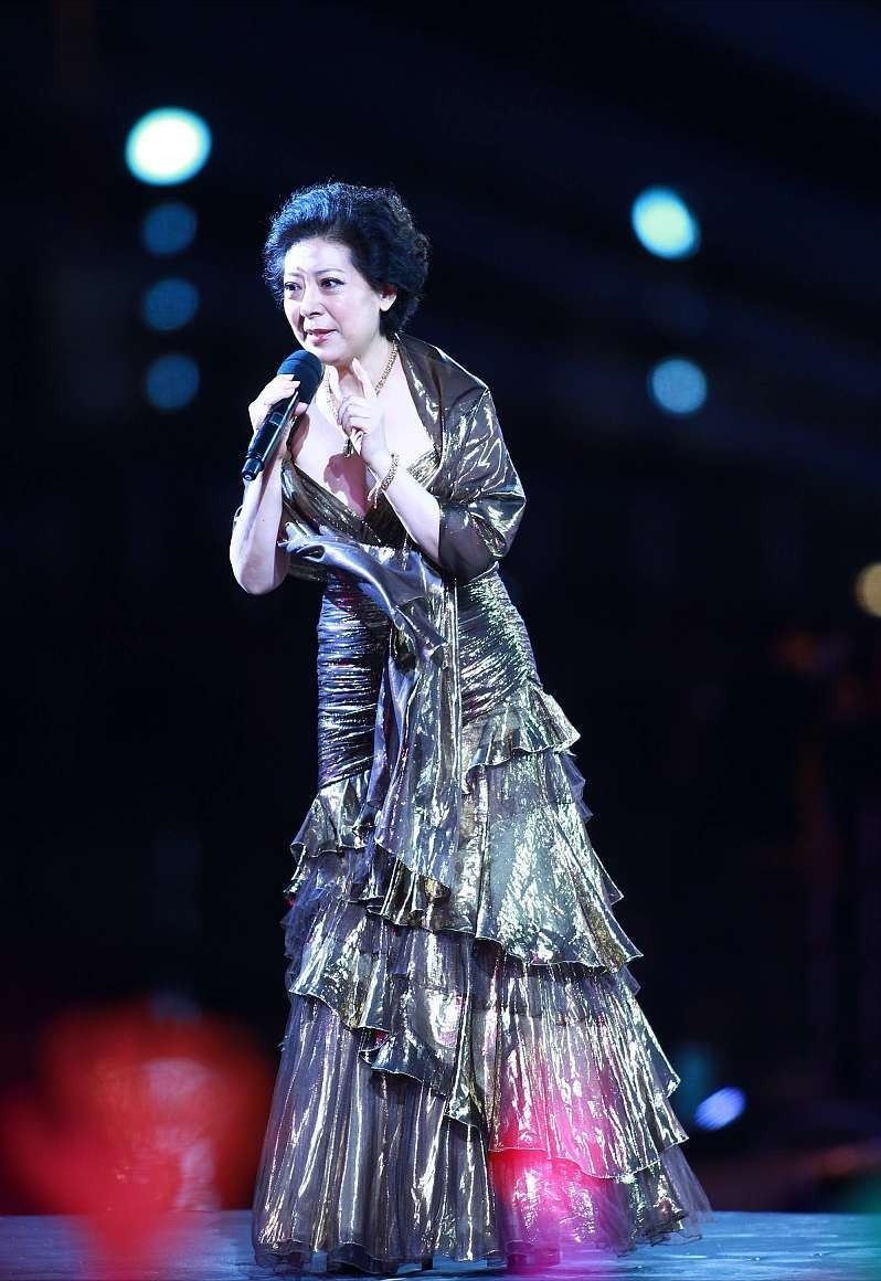 深色 关牧村还是挺不服老的, 这么招摇的裙子, 小姑娘都不一定会穿