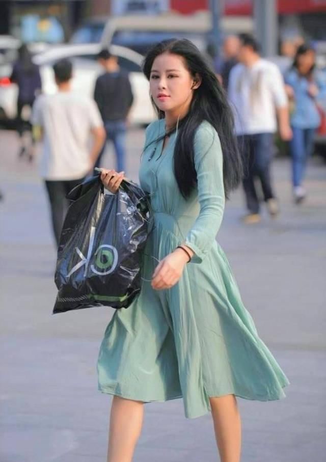 路人街拍，清爽舒适的绿色连衣裙简洁大方，给人眼前一亮的感觉