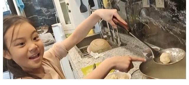 李小璐晒女儿日常,9岁甜馨自己动手包饺子,手法娴熟太能干!