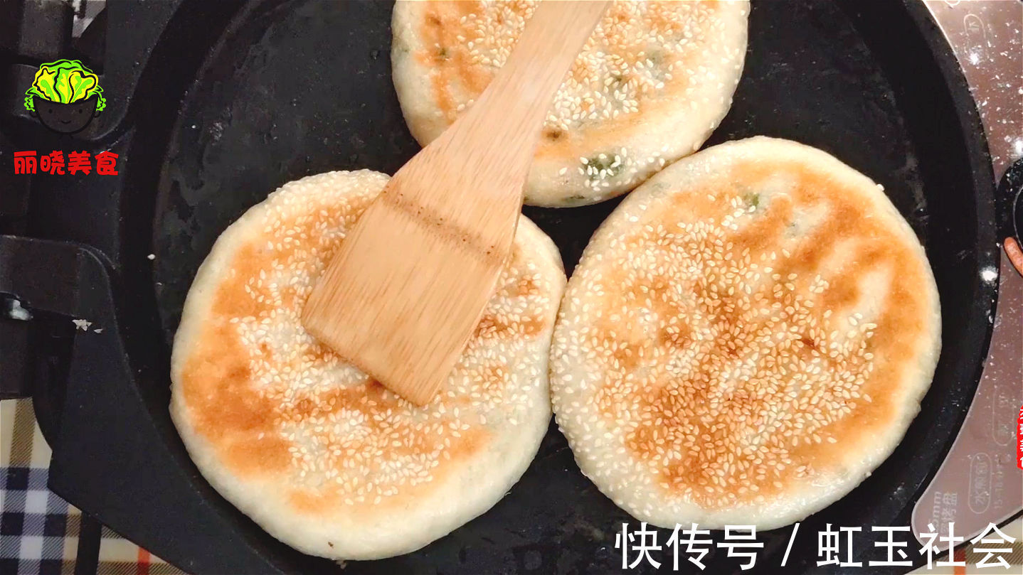 烙饼一定要软，别下手和面，教你凉了也不硬的葱花饼，真的太香了