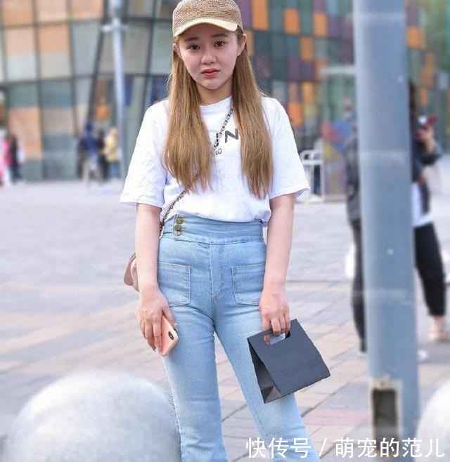 牛仔喇叭裤 白色t恤配牛仔喇叭裤,休闲时尚,富有个性,远离路人感!