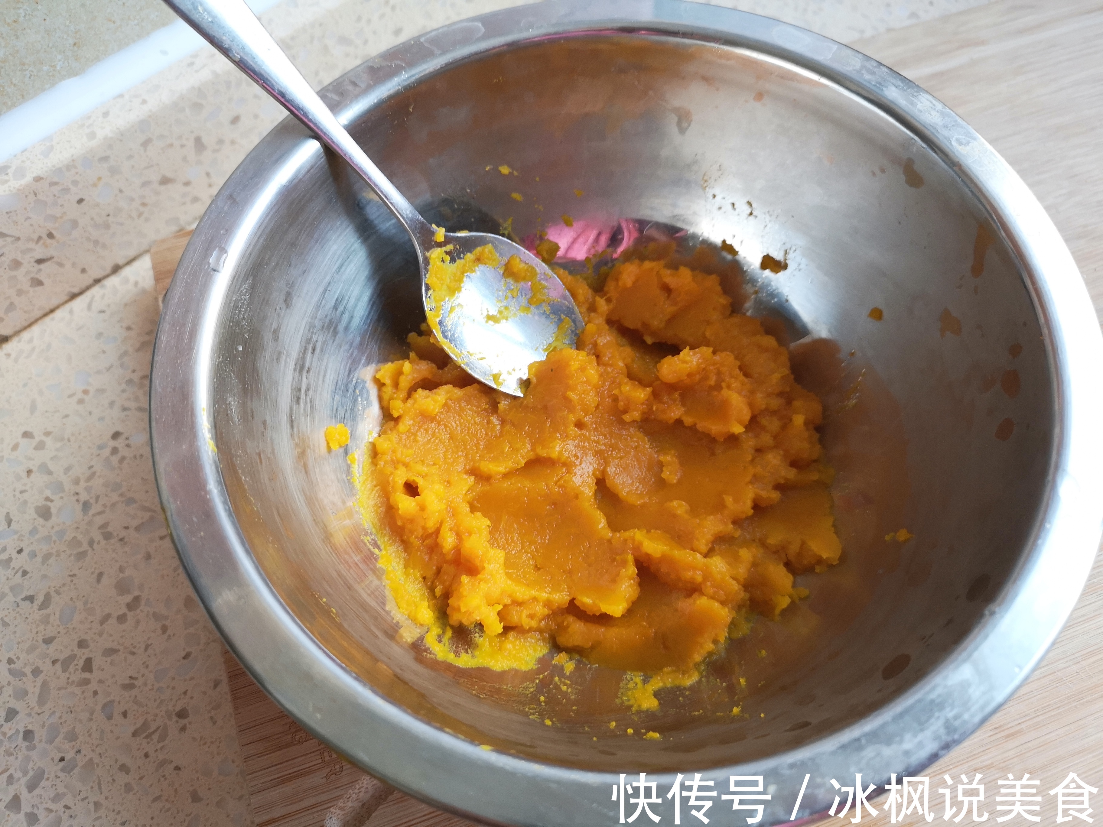 每一次做都不够吃的南瓜派,奶香浓郁,比蛋挞还好吃