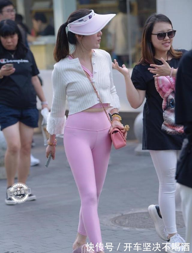 穿搭 “御姐范”的打底裤美女,露腿的穿搭组合很加分,魅力十足