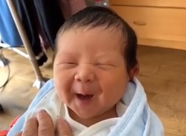 家长|刚出生的小婴儿四处打量,瞬间一笑暖化人心,网友:家庭没选错!