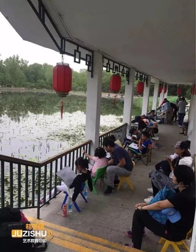 小伙用百变画笔练就“隐身术”“另类”创意,像变魔术一样惊喜不断