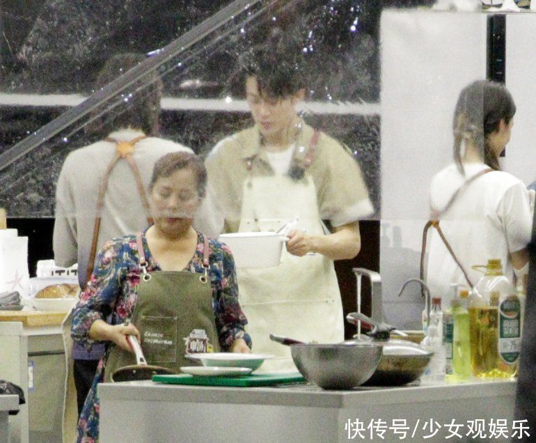 龚俊离开《中餐厅》,檀健次补位当厨师,导演组邀请对人了