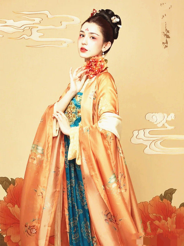 襦裙#“西域美人”哈妮克孜演绎飞天之美,金钗薄纱,皆是神秘之源