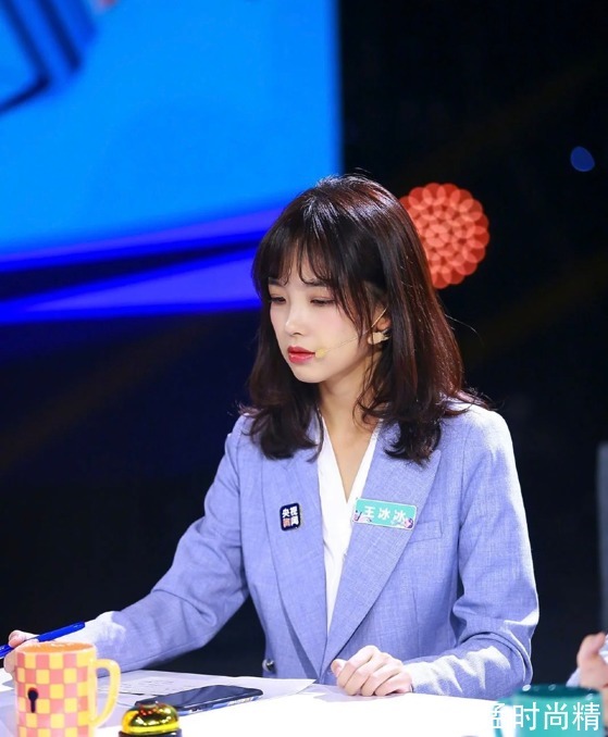 少女 王冰冰少女职场穿搭值得参考,甜美自然还稳重