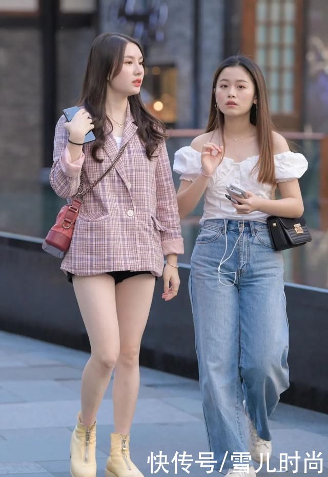 搭配|时尚搭配:蓝色牛仔裤搭配露肩上衣温柔可爱，修饰身材依然好看