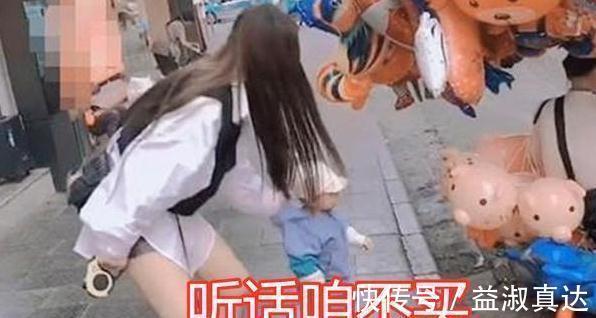 网络|“最豪横小姨”走红网络，一手遛狗一手拎娃，网友：缺小姨夫吗？