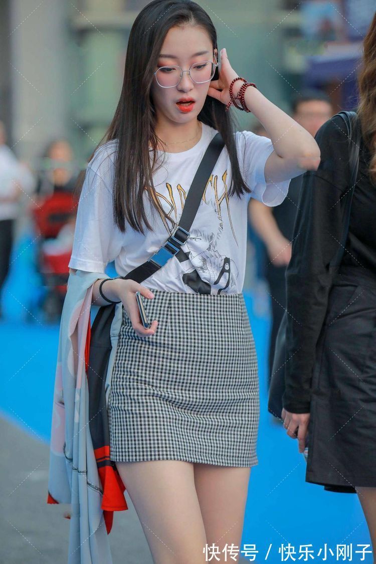 短袖 白色的短袖衫清新又显气质,高挑美丽又显清新