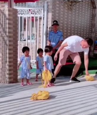 幼儿园|爸爸接孩子迟到了,女儿们一脸气愤,网友:门卫大爷都笑了