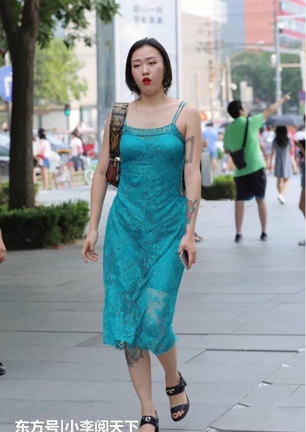 贵妇品位够时尚,穿“翡翠瓷”连衣裙逛街,远看还以为是“花瓶”