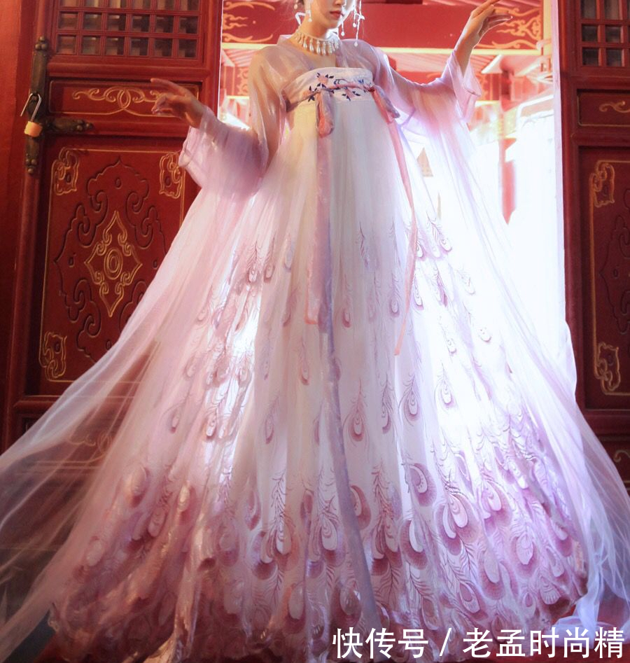 最近火了一种“孔雀”汉服,路人觉得很漂亮,同袍看了却直呼尴尬