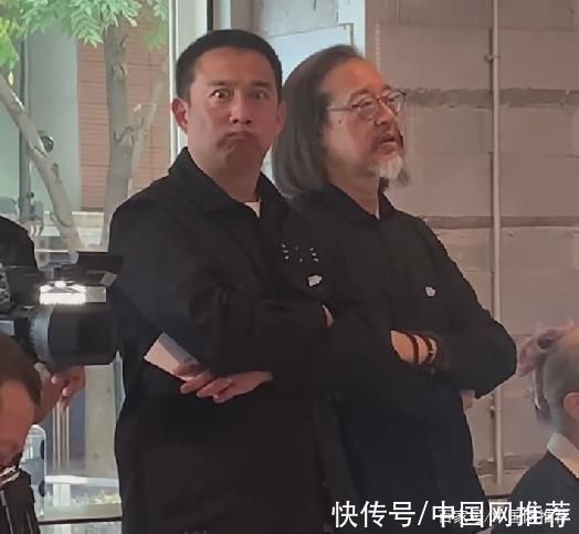 |49岁黄磊参加活动面对镜头做出搞笑鬼脸，剃寸头更显年轻