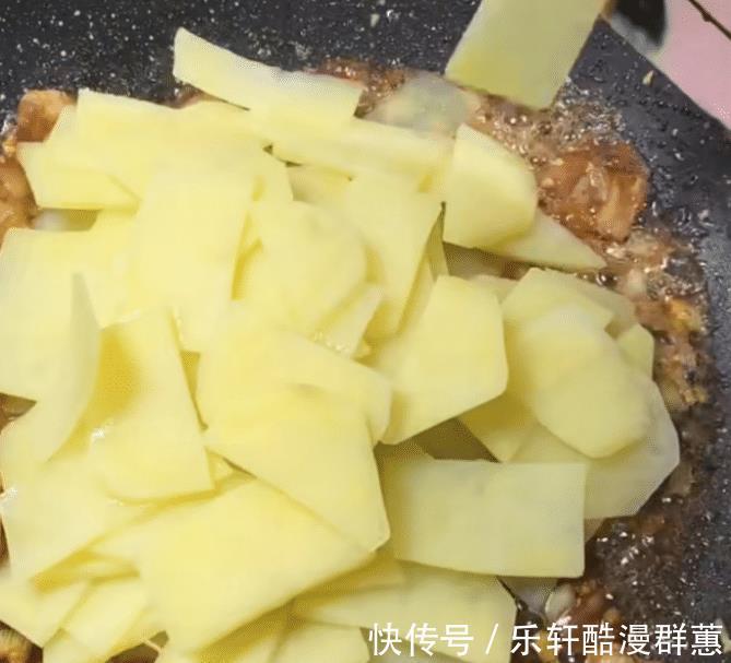 秋天，吃红薯吃山药，不如吃这菜，荤素搭配，比饭店还好吃