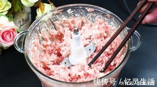 猪肉丸|炸肉丸子时，记住“这3个小技巧”，丸子酥香松软，久放也不变硬