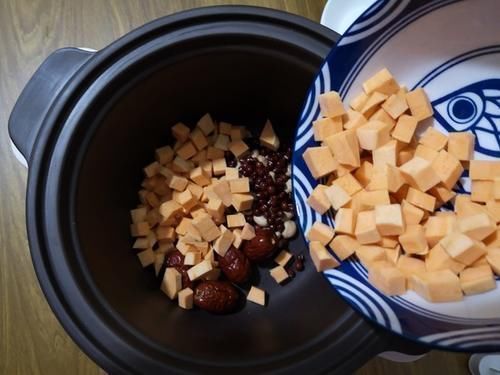 红豆和“它”一起炖,皱纹消失了,嘴巴不臭了,秀发变得乌黑亮丽