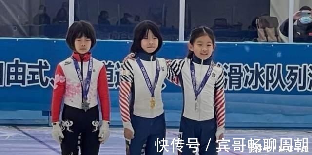 8岁女孩滑冰比赛摔了一跤,却俘获千万网友的心,连姚晨也哭了