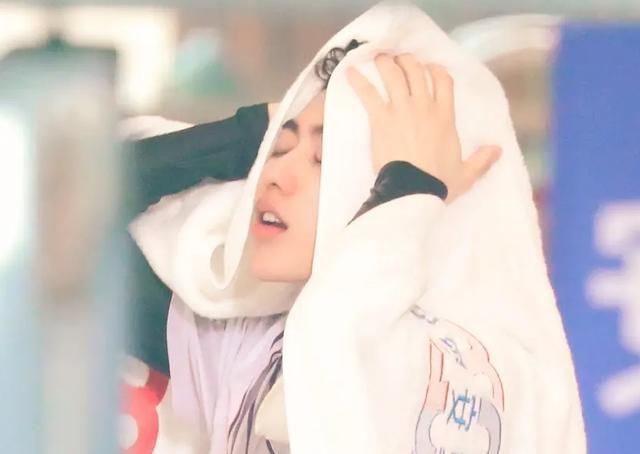 下水|蔡徐坤《跑男》下水,“脱妆”截图照火了,这脸确定有21岁