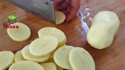土豆这样做真好吃，饭店都买不到，咸香适口，葱香浓郁，太解馋了