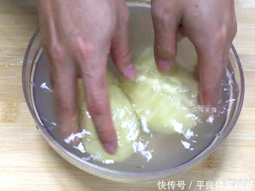  炒土豆丝时，有的人在第一步就做错了，多加一个步骤，爽脆不发黑