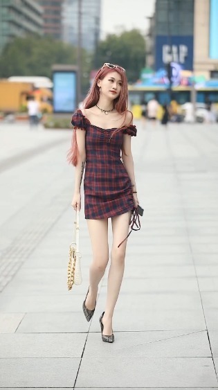 紫色格裙穿出气质美少女，仿若“仙女下凡”，抬头那瞬间美了