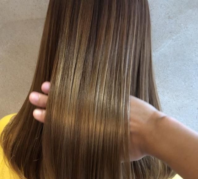 自来卷头发怎么变直变顺滑？离子烫拉直太伤发，现在流行蛋白矫正