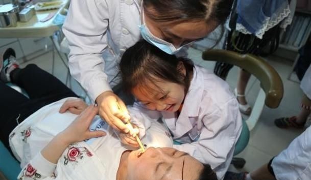 牙刷|女儿嘴太臭被同学孤立,医生从嘴里取出异物,连亲妈都当成作呕