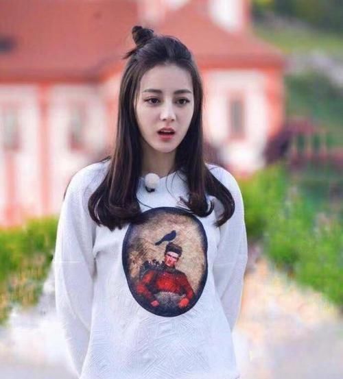 波波头|圆脸女孩一定要拒绝中分，显脸大还俗气，这几款发型才适合你