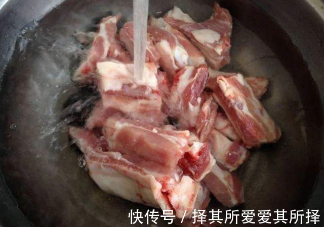 排骨焯水时,水必须用对,不然排骨又柴又腥,浪费钱还影响心情