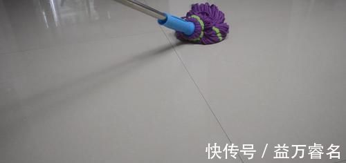 清水拖地等于白拖, 家庭阿姨教我一秘招, 地板光亮如新不留灰