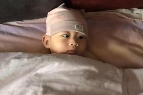 妈妈|宝宝表面没什么,妈妈一掀开被子,网友:永远不知道他在经历什么