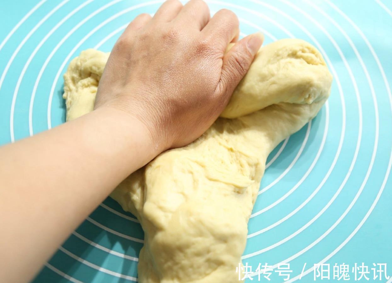 面粉|电饭煲蛋糕做完了,咱再来做电饭煲面包,蓬松柔软还拉丝,太香了