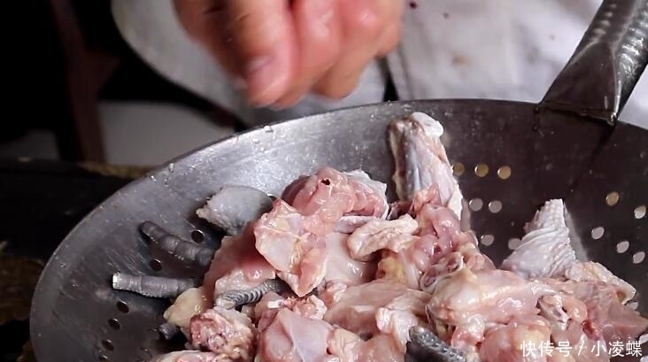 鲜嫩|炖鸡肉时,不要直接加水炖,多加这一步,鸡肉鲜嫩,还不腥