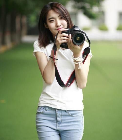 紧身|美女穿搭：时尚紧身的牛仔裤，潮流的最前沿，展现无法抗拒的美丽