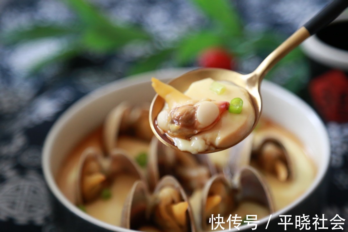 味道|鸡蛋羹吃腻了,换一种新鲜的吃法,加入海鲜,味道鲜美又嫩滑