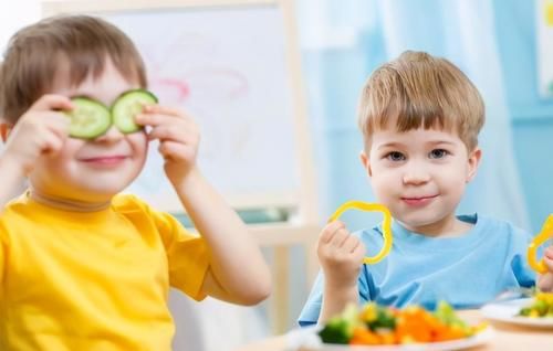孩子吃饭时的表现，展现出父母的家教，如何培养他们的餐桌礼仪