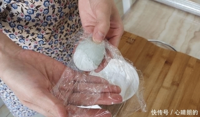 腌咸鸭蛋别再盐水泡了，妈妈用了40年的秘方，时间短，还起沙流