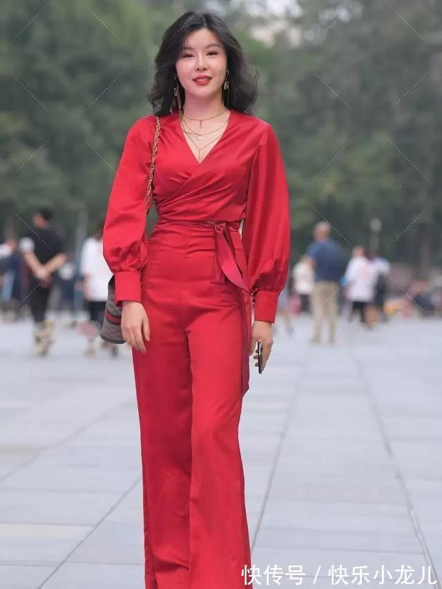 搭配 气质出众的打底裤搭配,露腿的穿搭组合很加分,轻松舒适