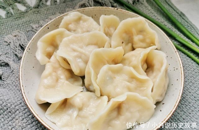豆腐别知道炖,用来拌馅儿包饺子,比肉馅儿还受欢迎,关键是省钱