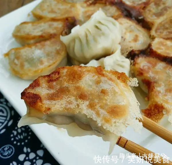 速冻饺子别只用水煮了,教你简单做煎饺,焦脆酥香,好吃有营养