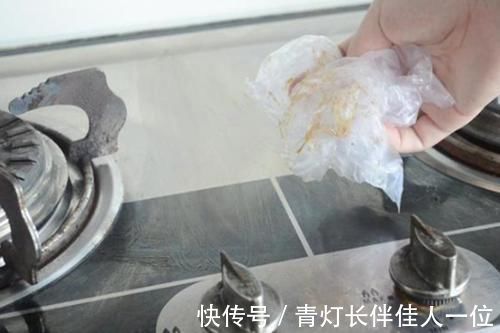 买菜用的塑料袋别扔了，教你一个小妙招，塑料袋秒变去油“神器”