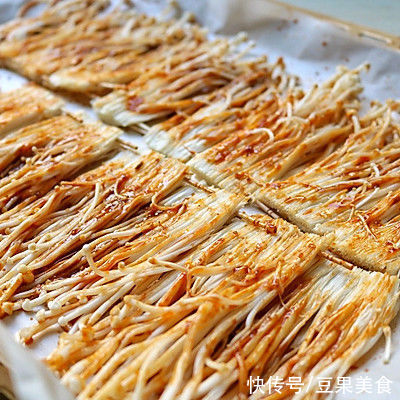 #暖冬酱在手，嗨吃部队锅#辣烤金针菇