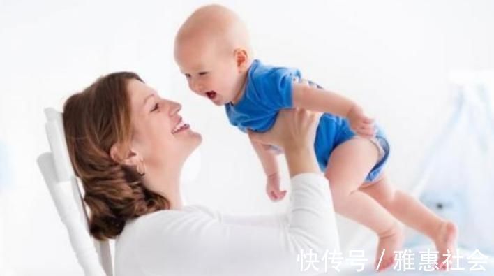 还敢这么抱孩子?当心孩子将来驼背、高低肩,家长可别不当一回事